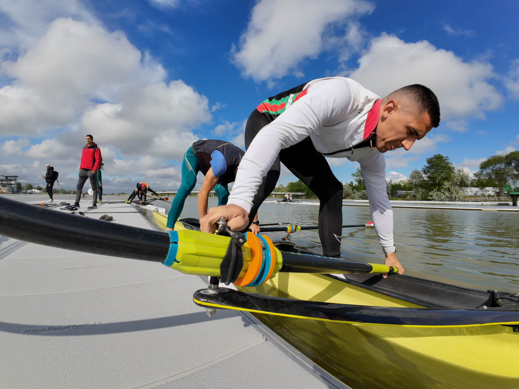 Personer vid EasyFloat roddbrygga som ska gå i sina roddbåtar i Szeged