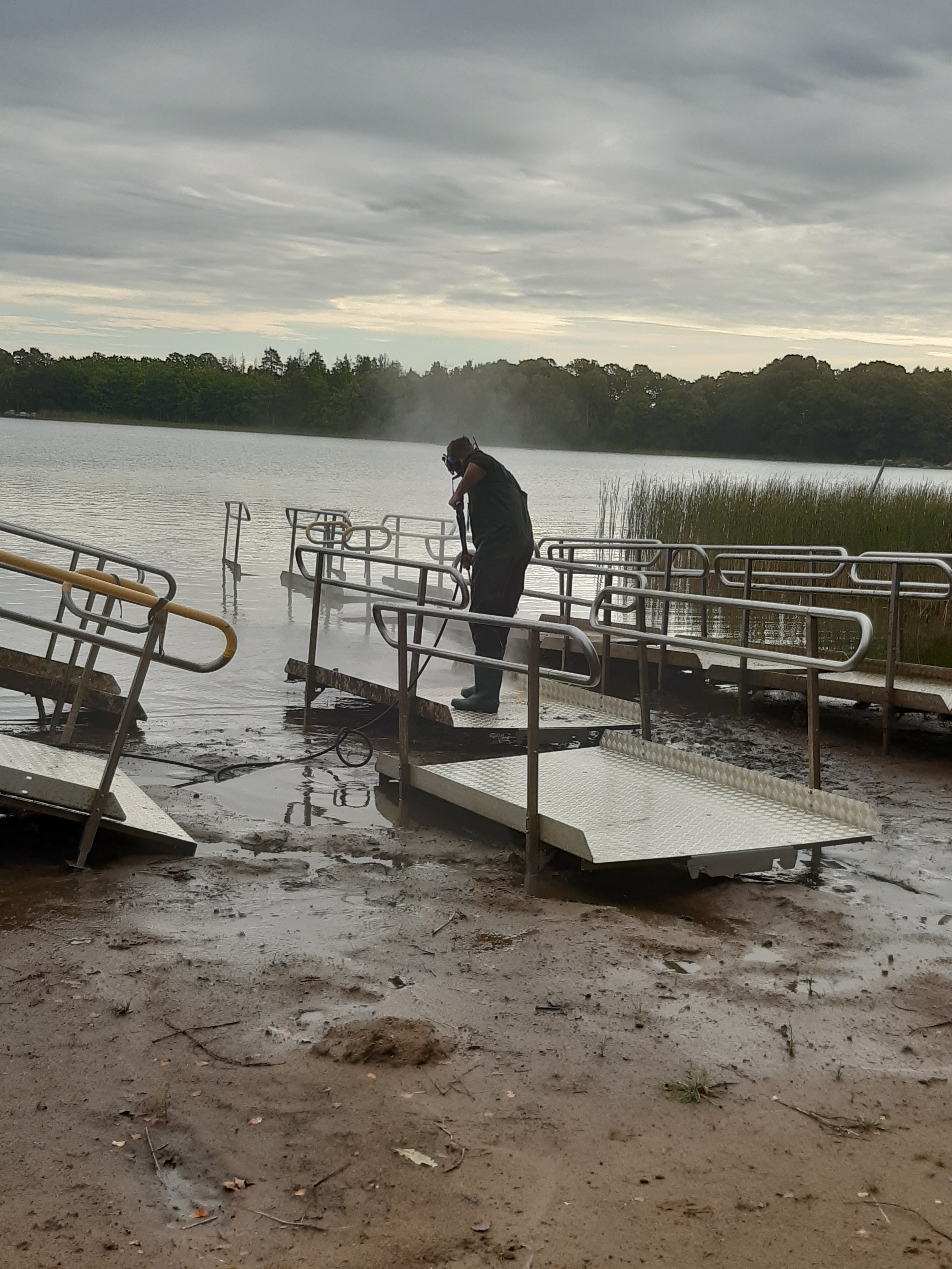 Rengöring av EasyTrail-badramp som en del av Floattechs servicetillägg.