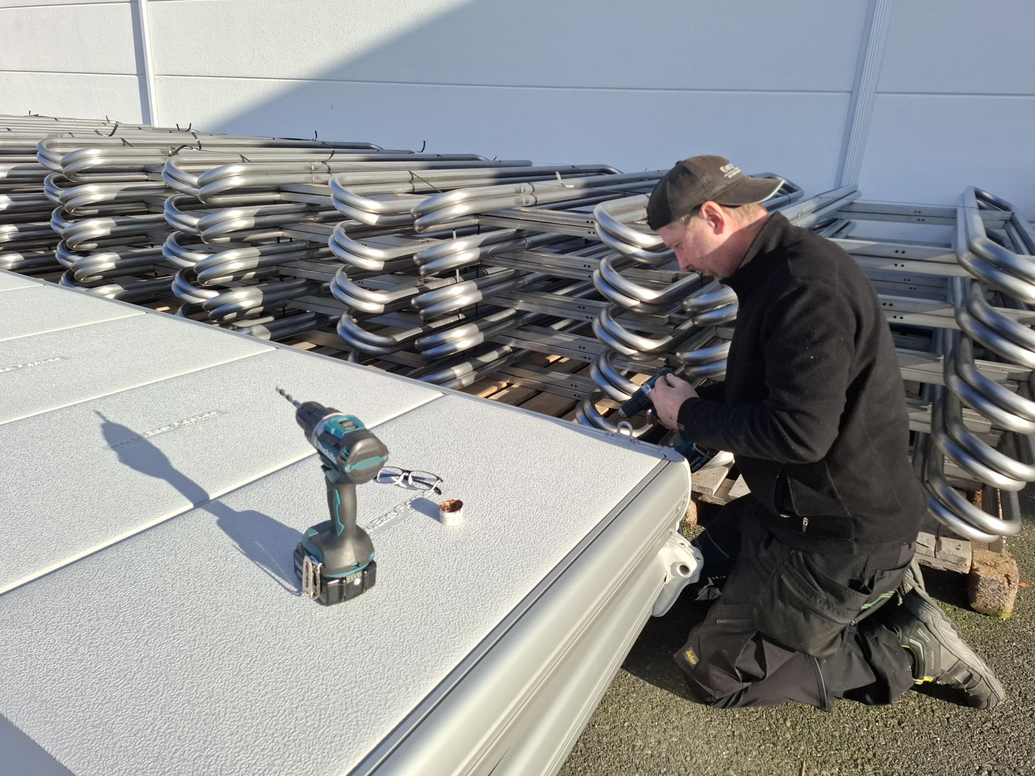 EasyFloat-brygga under produktion och montering, med räcken i bakgrunden