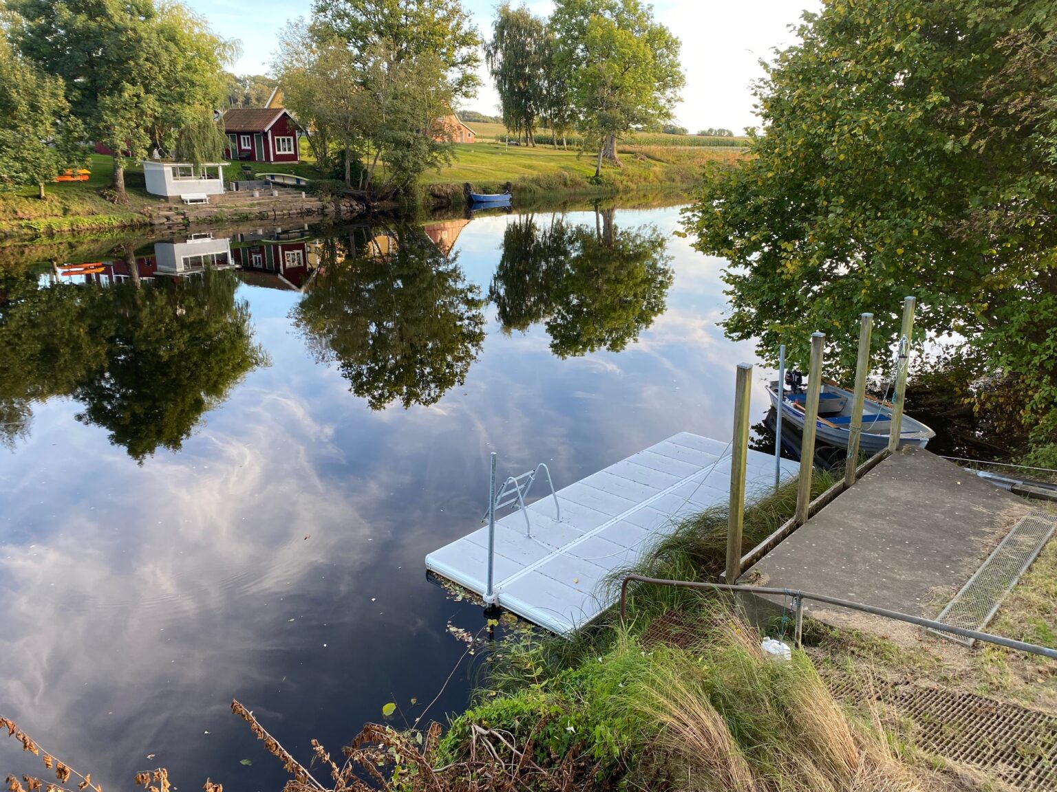 Badbrygga i Halland med badstege för enklare tillgång till vattnet från kanten