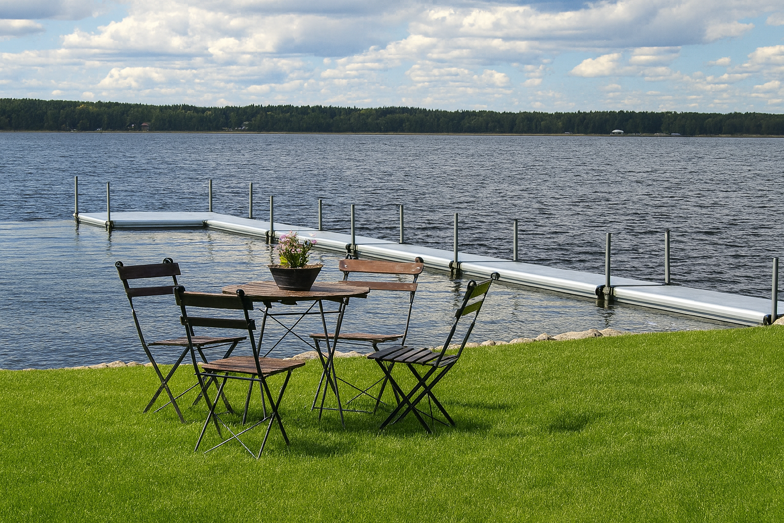 L-formad EasyFloat flytbrygga vid Vidöstern med gräsmatta och cafebord