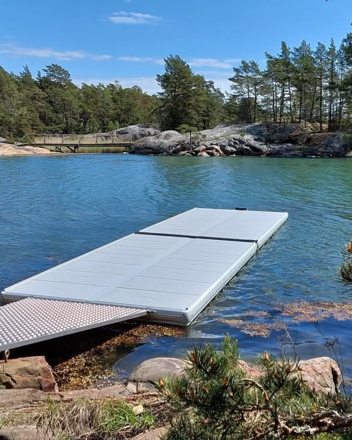 EasyFloat kajakbrygga med landgång på klart turkost vatten, redo för kajaker.