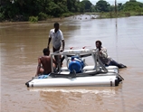 Pump på EasyFloat arbetsflotte, flodarbete i Afrika i Kongo Kinshasa