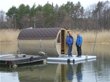 Bastuflotte med rund bastu på Vättö under regnig höst-/vinterdag