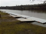 Grässtrand och landgångar vid Renne Rowing, Frankrike